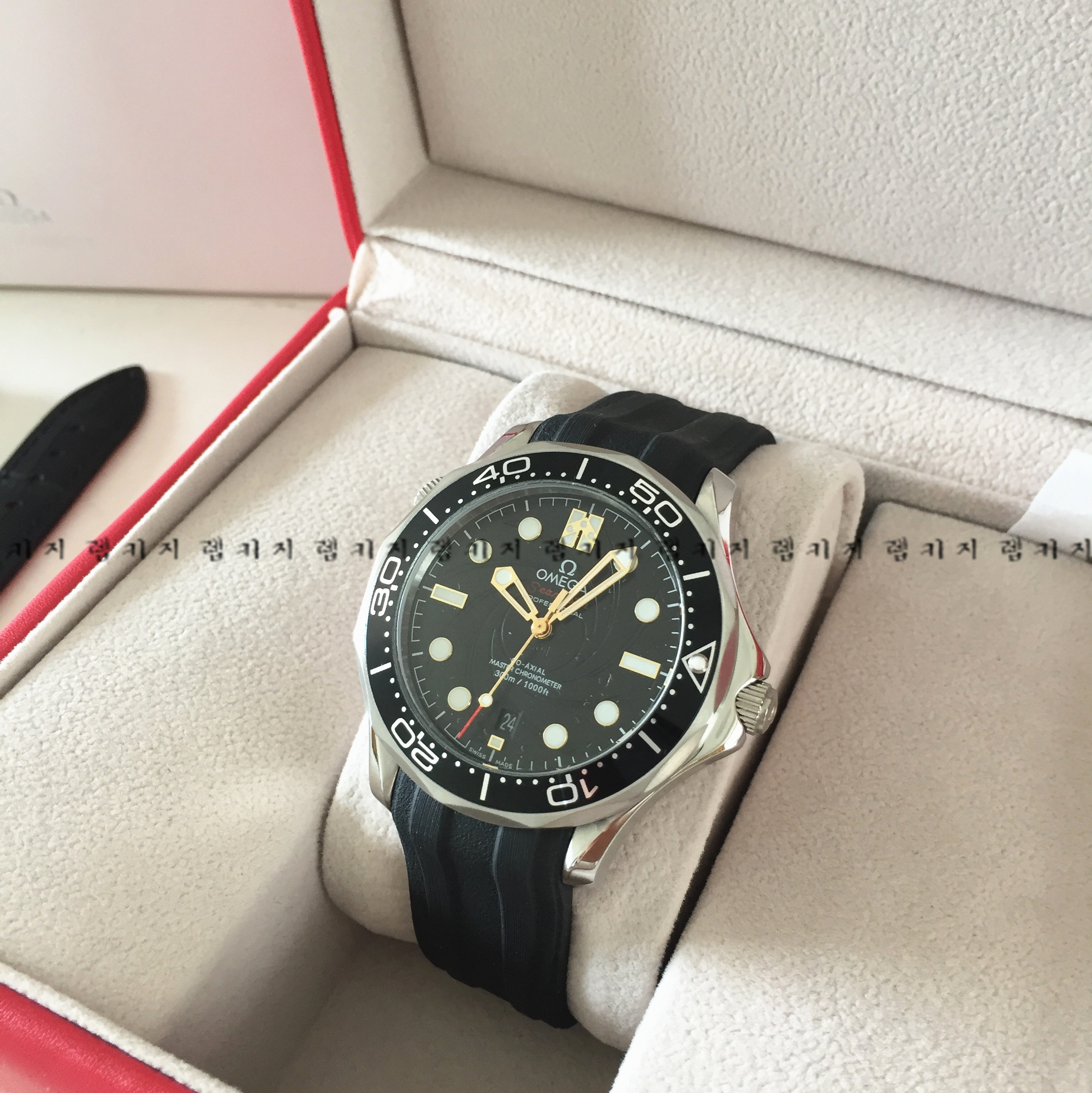 오메가 씨마스터 제임스본드 에디션 우레탄 + 가죽줄